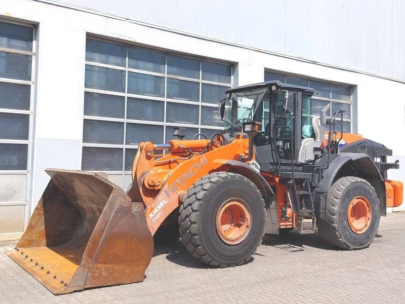 Hitachi ZW 250-6 - Gumikerekes homlokrakodó: 2 kép. Hitachi ZW 250-6 - Gumikerekes homlokrakodó: 2 kép.