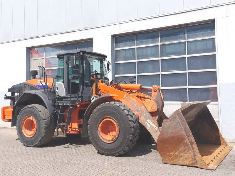 Hitachi ZW 250-6 - Gumikerekes homlokrakodó: 4 kép. Hitachi ZW 250-6 - Gumikerekes homlokrakodó: 4 kép.