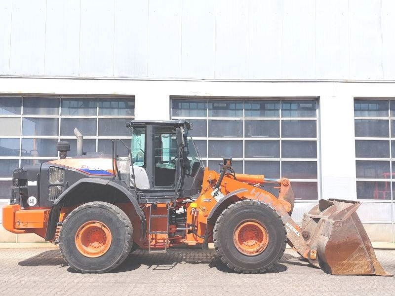 Hitachi ZW 250-6 - Gumikerekes homlokrakodó: 5 kép. Hitachi ZW 250-6 - Gumikerekes homlokrakodó: 5 kép.