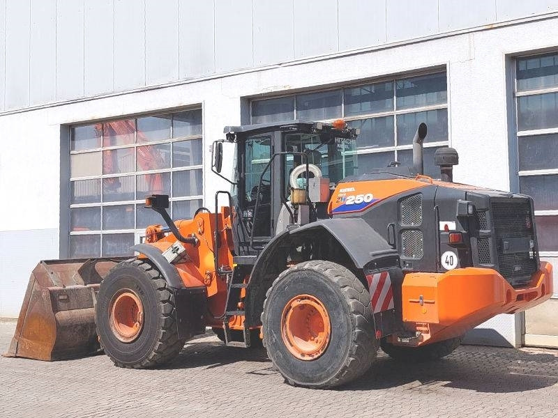 Hitachi ZW 250-6 - Gumikerekes homlokrakodó: 3 kép. Hitachi ZW 250-6 - Gumikerekes homlokrakodó: 3 kép.