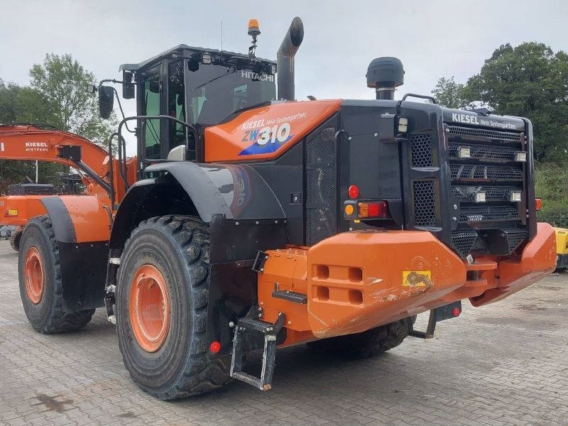 Hitachi ZW 310-6 - Gumikerekes homlokrakodó: 3 kép. Hitachi ZW 310-6 - Gumikerekes homlokrakodó: 3 kép.