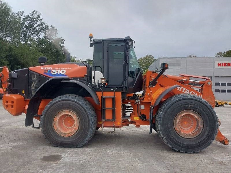 Hitachi ZW 310-6 - Gumikerekes homlokrakodó: 4 kép. Hitachi ZW 310-6 - Gumikerekes homlokrakodó: 4 kép.