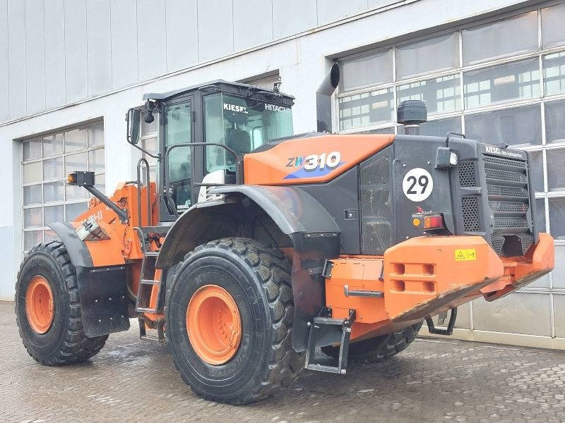 Hitachi ZW 310-6 - Gumikerekes homlokrakodó: 3 kép. Hitachi ZW 310-6 - Gumikerekes homlokrakodó: 3 kép.