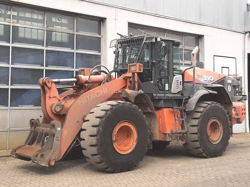 Hitachi ZW 310-6 - Gumikerekes homlokrakodó: 2 kép. Hitachi ZW 310-6 - Gumikerekes homlokrakodó: 2 kép.