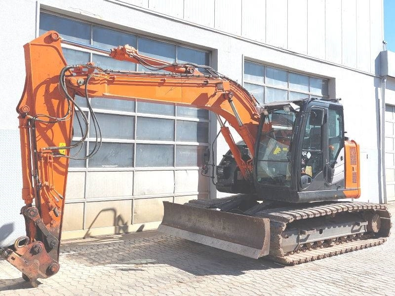 Hitachi ZX 135 US-6 - Lánctalpas kotró: 2 kép. Hitachi ZX 135 US-6 - Lánctalpas kotró: 2 kép.