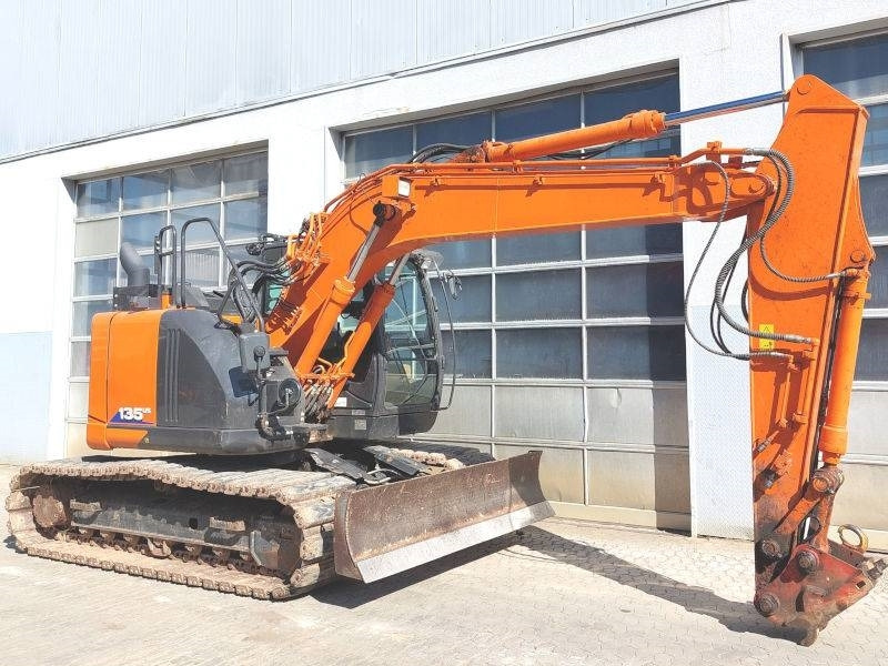 Hitachi ZX 135 US-6 - Lánctalpas kotró: 4 kép. Hitachi ZX 135 US-6 - Lánctalpas kotró: 4 kép.
