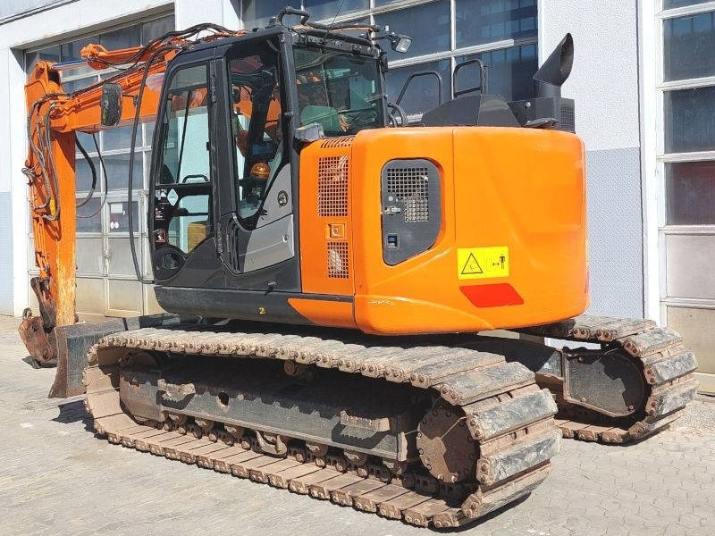 Hitachi ZX 135 US-6 - Lánctalpas kotró: 3 kép. Hitachi ZX 135 US-6 - Lánctalpas kotró: 3 kép.