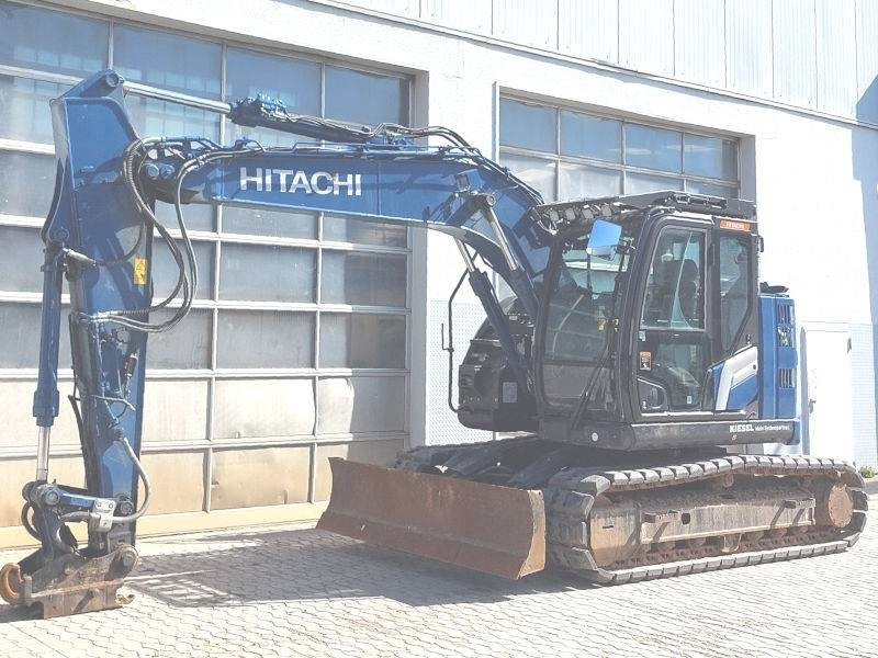 Hitachi ZX 135 US-7 - Lánctalpas kotró: 2 kép. Hitachi ZX 135 US-7 - Lánctalpas kotró: 2 kép.