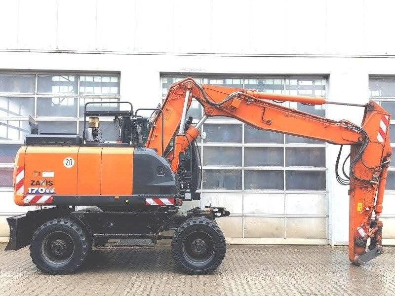 Hitachi ZX 170 W-6 - Gumikerekes kotró: 5 kép. Hitachi ZX 170 W-6 - Gumikerekes kotró: 5 kép.