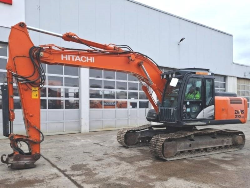 Hitachi ZX 210 LC-5 - Lánctalpas kotró: 2 kép. Hitachi ZX 210 LC-5 - Lánctalpas kotró: 2 kép.