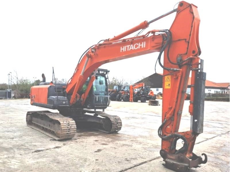 Hitachi ZX 210 LC-5 - Lánctalpas kotró: 3 kép. Hitachi ZX 210 LC-5 - Lánctalpas kotró: 3 kép.