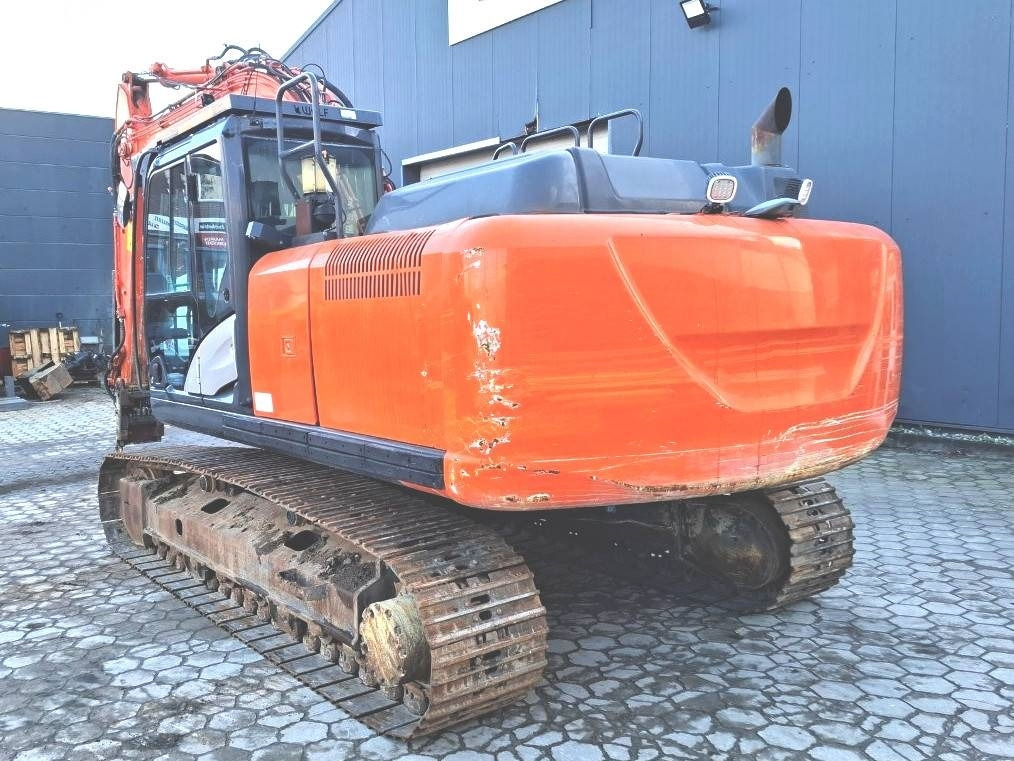 Hitachi ZX 210 LC-6 - Lánctalpas kotró: 3 kép. Hitachi ZX 210 LC-6 - Lánctalpas kotró: 3 kép.
