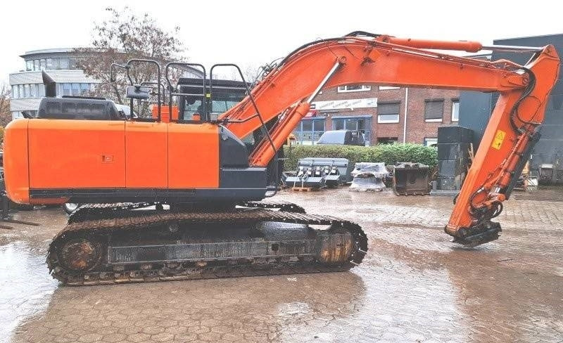 Hitachi ZX 210 LC-6 - Lánctalpas kotró: 4 kép. Hitachi ZX 210 LC-6 - Lánctalpas kotró: 4 kép.