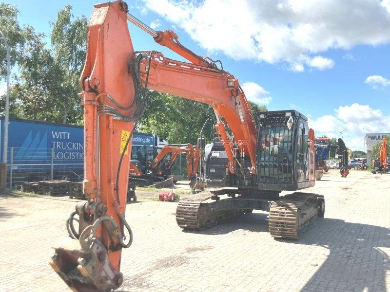 Hitachi ZX 225 US LC-6 - Lánctalpas kotró: 2 kép. Hitachi ZX 225 US LC-6 - Lánctalpas kotró: 2 kép.