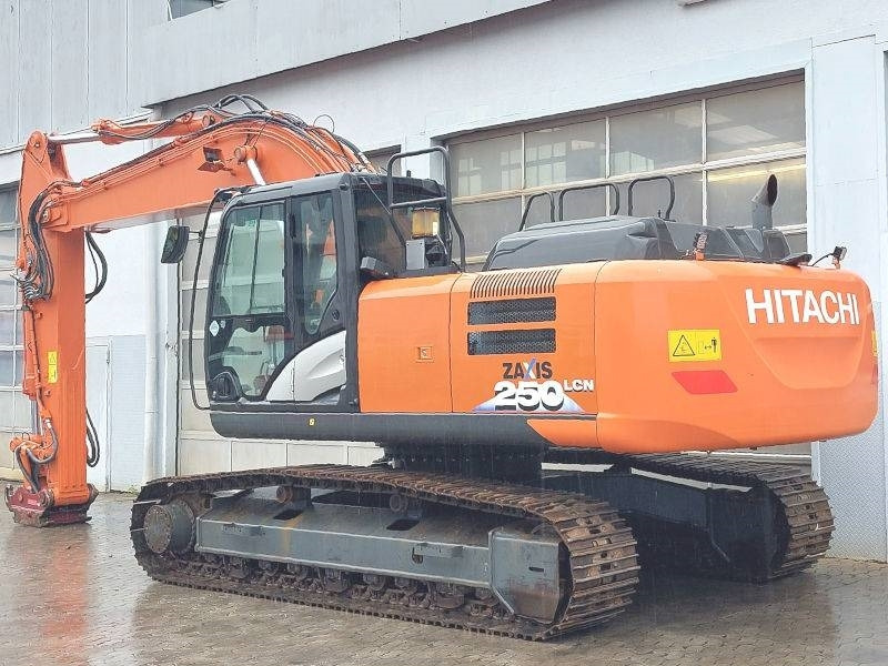 Hitachi ZX 250 LCN-6 - Lánctalpas kotró: 3 kép. Hitachi ZX 250 LCN-6 - Lánctalpas kotró: 3 kép.