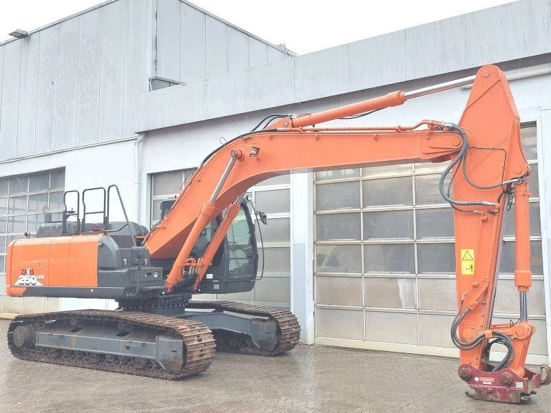Hitachi ZX 250 LCN-6 - Lánctalpas kotró: 4 kép. Hitachi ZX 250 LCN-6 - Lánctalpas kotró: 4 kép.