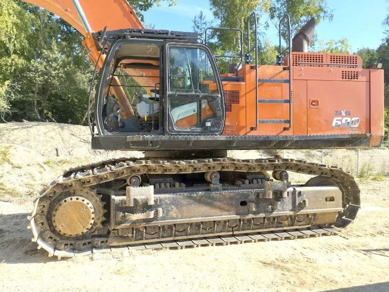 Hitachi ZX 690 LCH-7  - Lánctalpas kotró: 2 kép. Hitachi ZX 690 LCH-7  - Lánctalpas kotró: 2 kép.