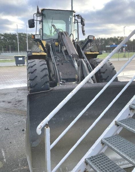 Komatsu WA 200 PT-5 - Gumikerekes homlokrakodó: 2 kép. Komatsu WA 200 PT-5 - Gumikerekes homlokrakodó: 2 kép.