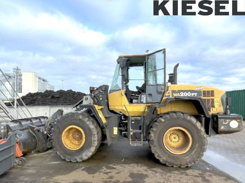 Komatsu WA 200 PT-5 - Gumikerekes homlokrakodó: 1 kép. Komatsu WA 200 PT-5 - Gumikerekes homlokrakodó: 1 kép.