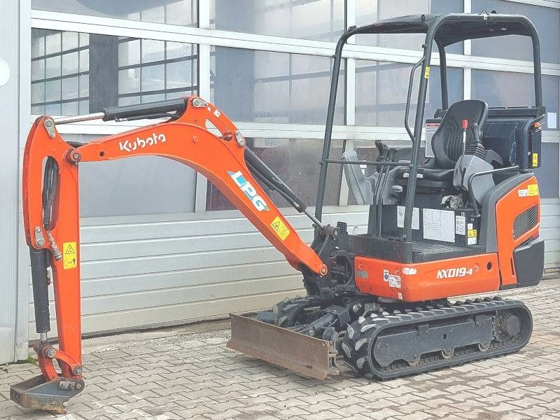 Kubota KX019-4 LPG - Minikotró: 2 kép. Kubota KX019-4 LPG - Minikotró: 2 kép.
