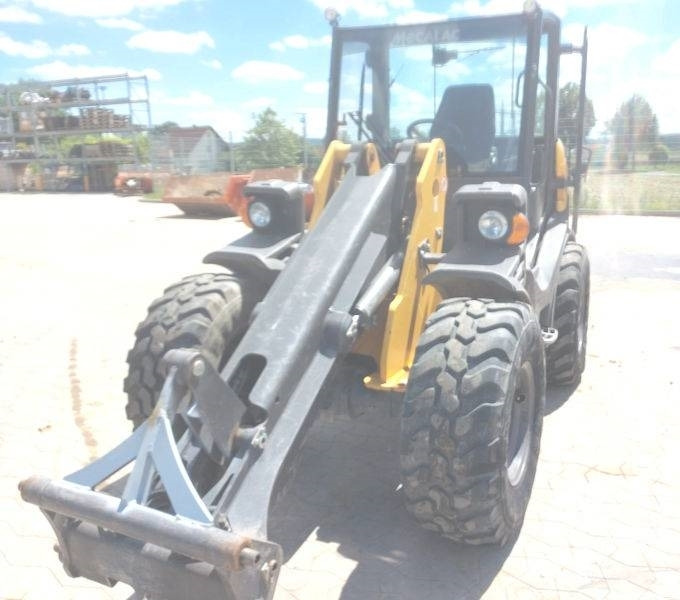 Mecalac AX 1000 - Gumikerekes homlokrakodó: 2 kép. Mecalac AX 1000 - Gumikerekes homlokrakodó: 2 kép.