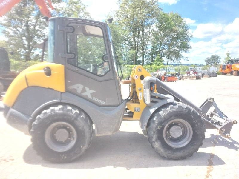 Mecalac AX 1000 - Gumikerekes homlokrakodó: 4 kép. Mecalac AX 1000 - Gumikerekes homlokrakodó: 4 kép.