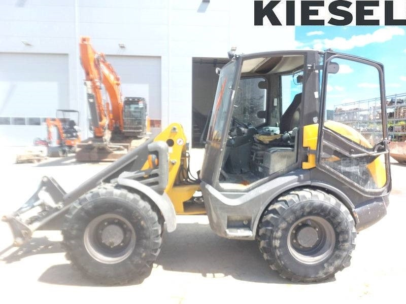 Mecalac AX 1000 - Mini homlokrakodó: 1 kép. Mecalac AX 1000 - Mini homlokrakodó: 1 kép.