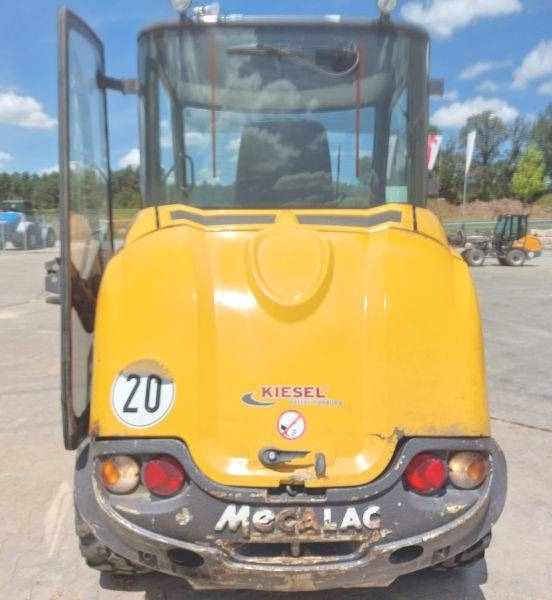 Mecalac AX 1000 - Mini homlokrakodó: 3 kép. Mecalac AX 1000 - Mini homlokrakodó: 3 kép.