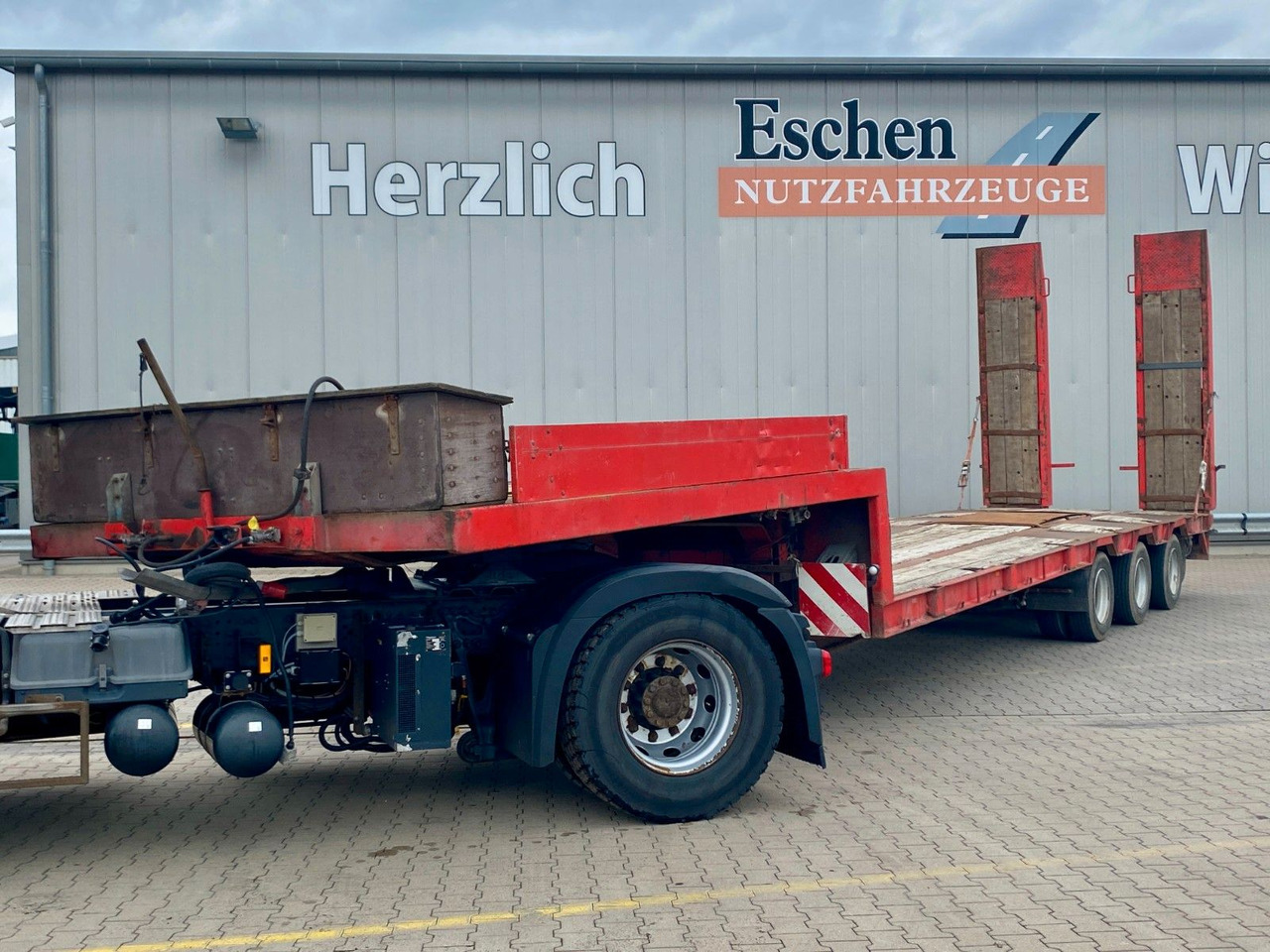 Bunge Tieflader| HU bis 02/2026*hydr. Rampen*Blatt*SAF - Félpótkocsi mélybölcsős: 1 kép. Bunge Tieflader| HU bis 02/2026*hydr. Rampen*Blatt*SAF - Félpótkocsi mélybölcsős: 1 kép.