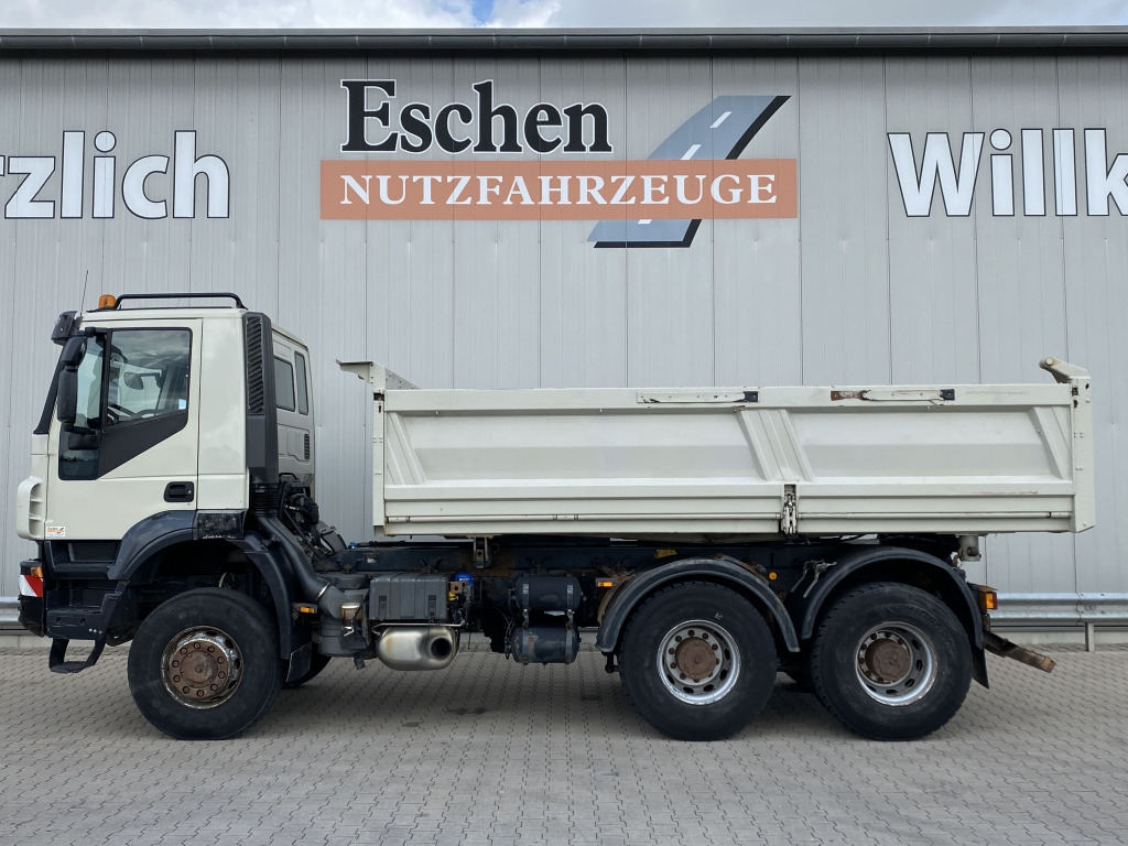 Iveco 410 6x6 - Billenőplatós teherautó: 3 kép. Iveco 410 6x6 - Billenőplatós teherautó: 3 kép.