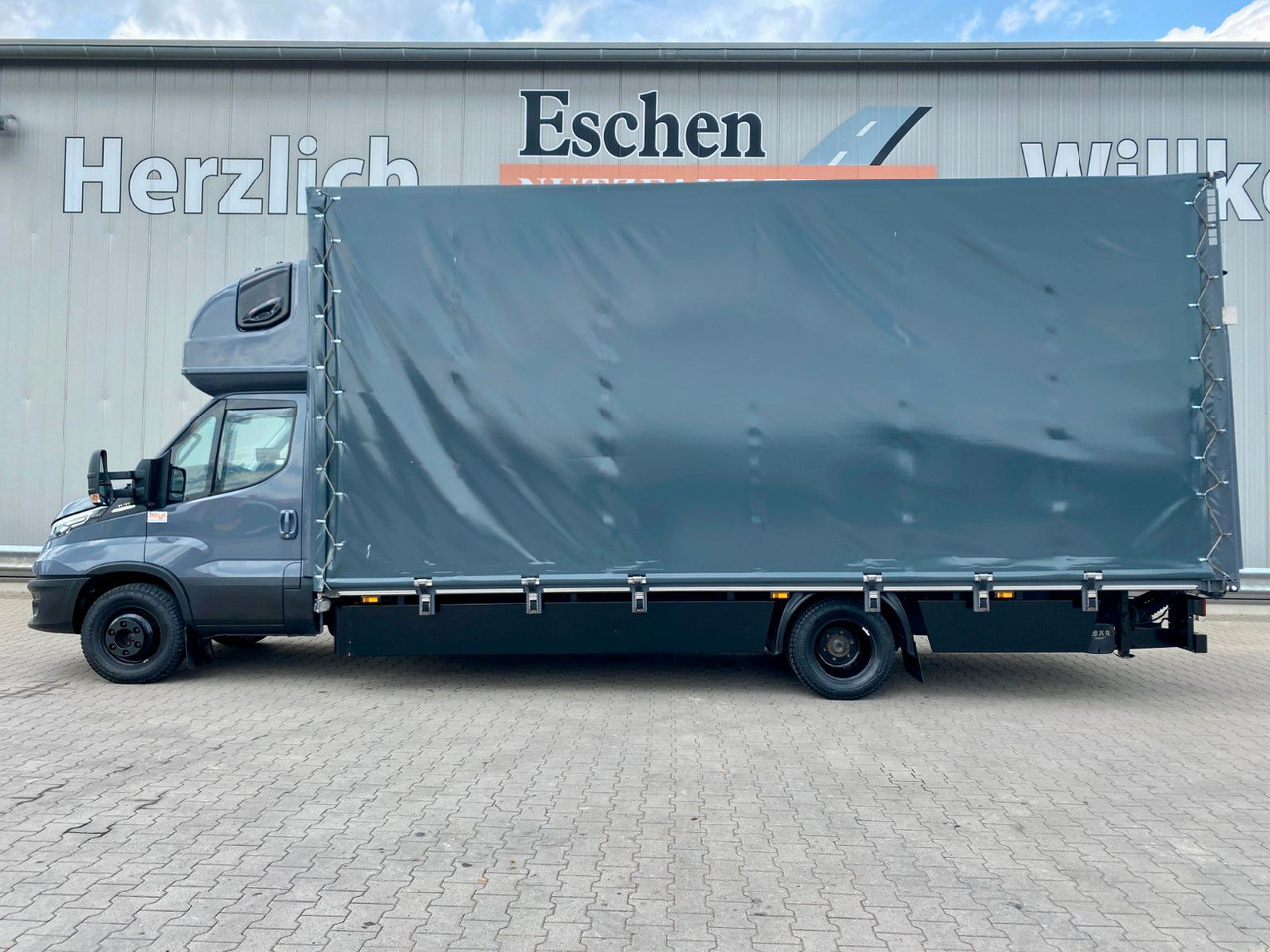 Iveco Daily Hi-Matic 70 C 21 Topsleeper | LBW 1,00to. - Ponyvás kisteherautó: 2 kép. Iveco Daily Hi-Matic 70 C 21 Topsleeper | LBW 1,00to. - Ponyvás kisteherautó: 2 kép.