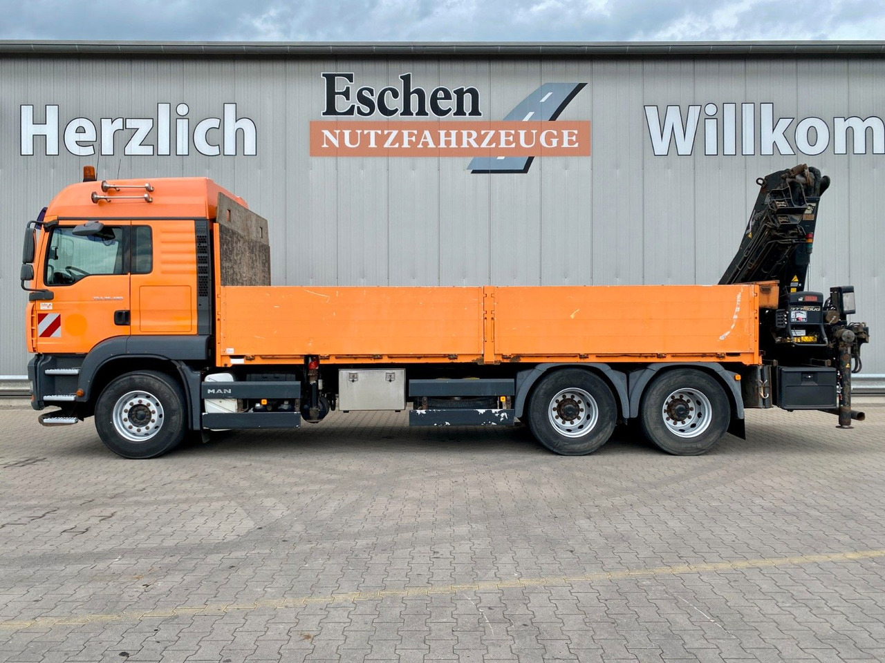 MAN TGA 26.480 6x4 | HIAB 377 EP-4*Funk*Retarder*AHK - Platós teherautó, Darus autó: 2 kép. MAN TGA 26.480 6x4 | HIAB 377 EP-4*Funk*Retarder*AHK - Platós teherautó, Darus autó: 2 kép.