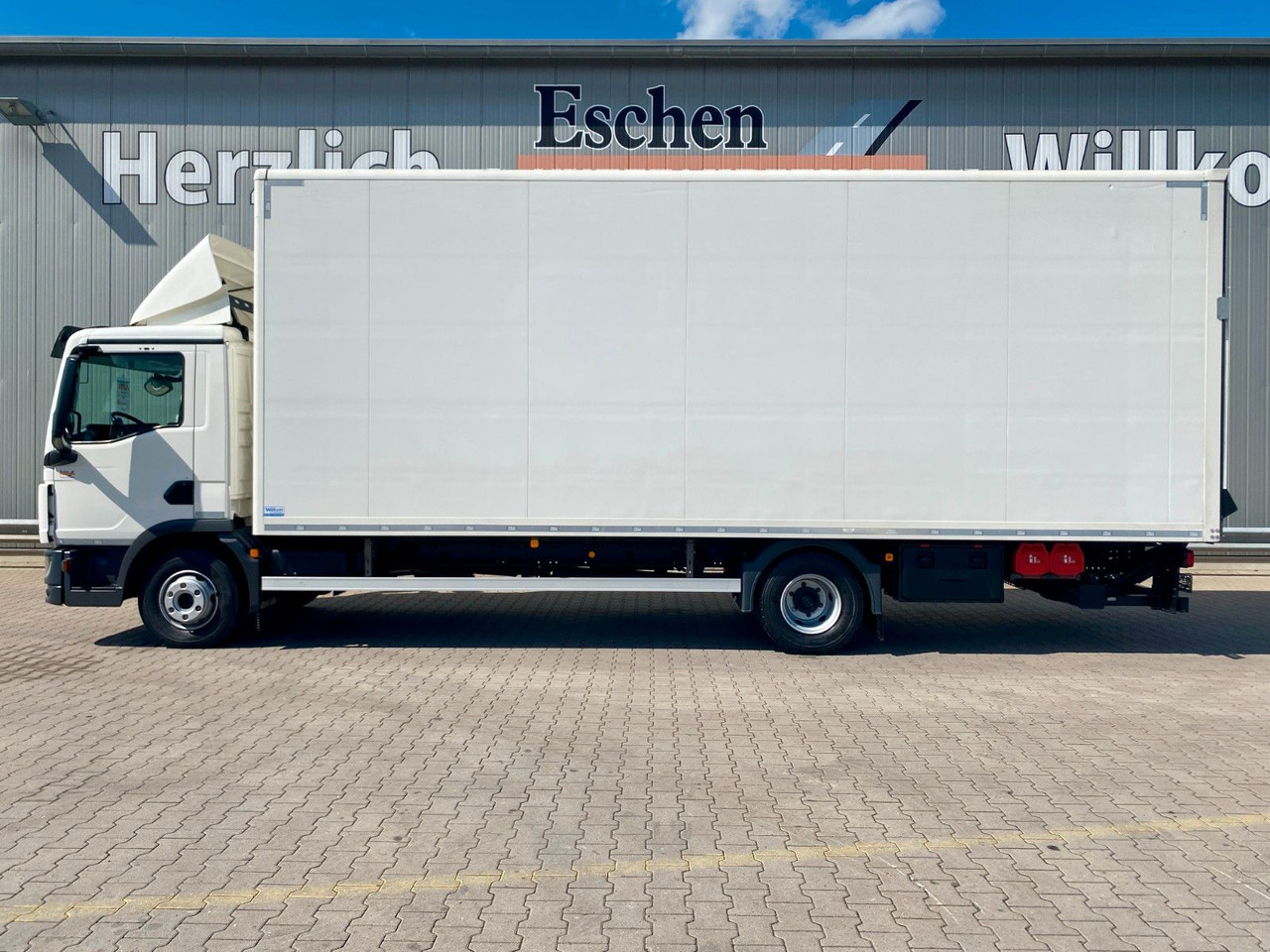 MAN TGL 12.220 Automatik*LBW*HU+BremseNEU*Navi*Kamer - Dobozos felépítményű teherautó: 2 kép. MAN TGL 12.220 Automatik*LBW*HU+BremseNEU*Navi*Kamer - Dobozos felépítményű teherautó: 2 kép.