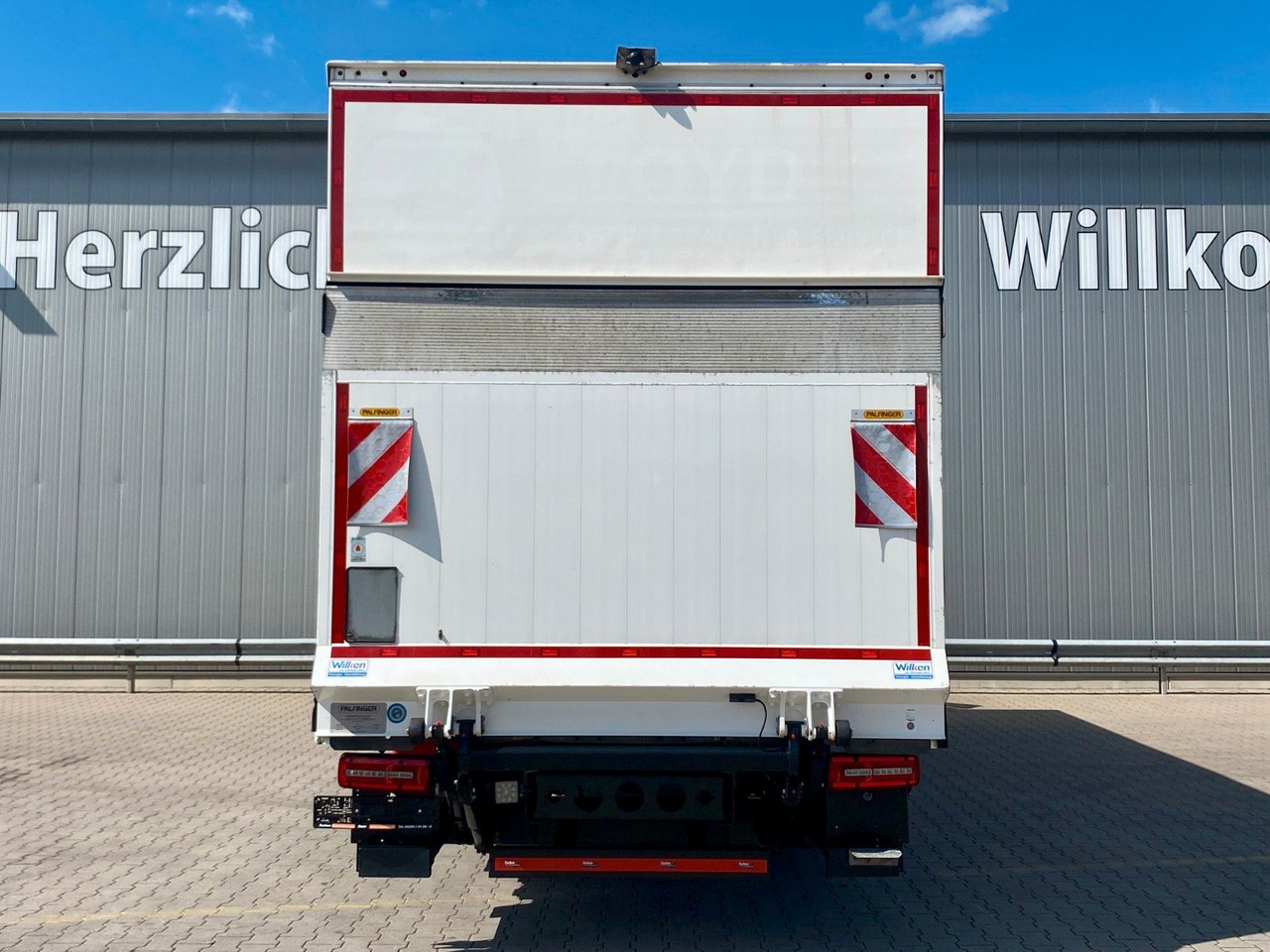 MAN TGL 12.220 Automatik*LBW*HU+BremseNEU*Navi*Kamer - Dobozos felépítményű teherautó: 4 kép. MAN TGL 12.220 Automatik*LBW*HU+BremseNEU*Navi*Kamer - Dobozos felépítményű teherautó: 4 kép.