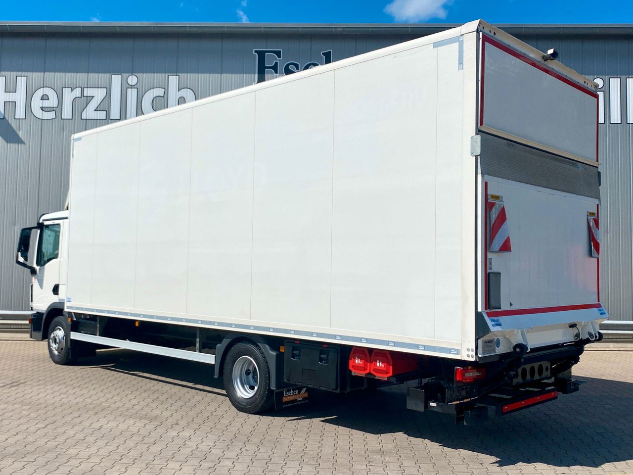 MAN TGL 12.220 Automatik*LBW*HU+BremseNEU*Navi*Kamer - Dobozos felépítményű teherautó: 3 kép. MAN TGL 12.220 Automatik*LBW*HU+BremseNEU*Navi*Kamer - Dobozos felépítményű teherautó: 3 kép.