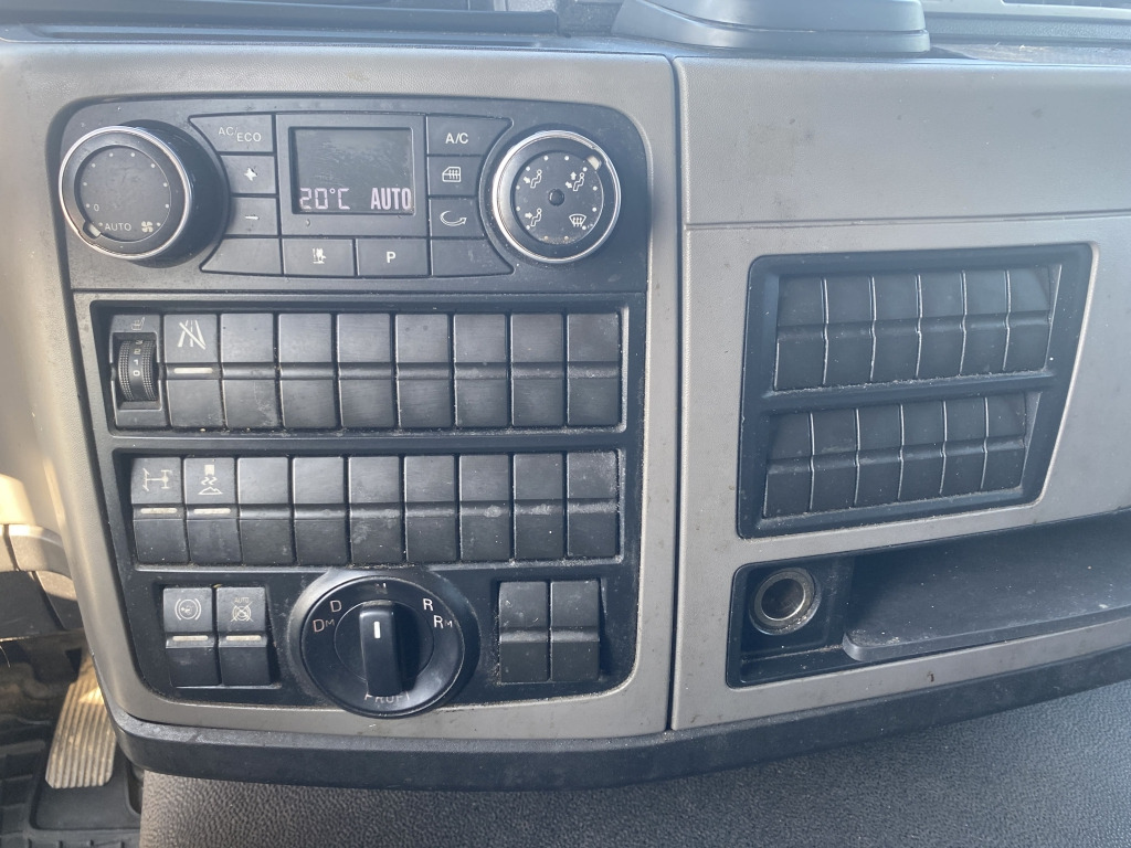 Ponyvás teherautó MAN TGL 12.250 4x2 BL: 12 kép. Ponyvás teherautó MAN TGL 12.250 4x2 BL: 12 kép.