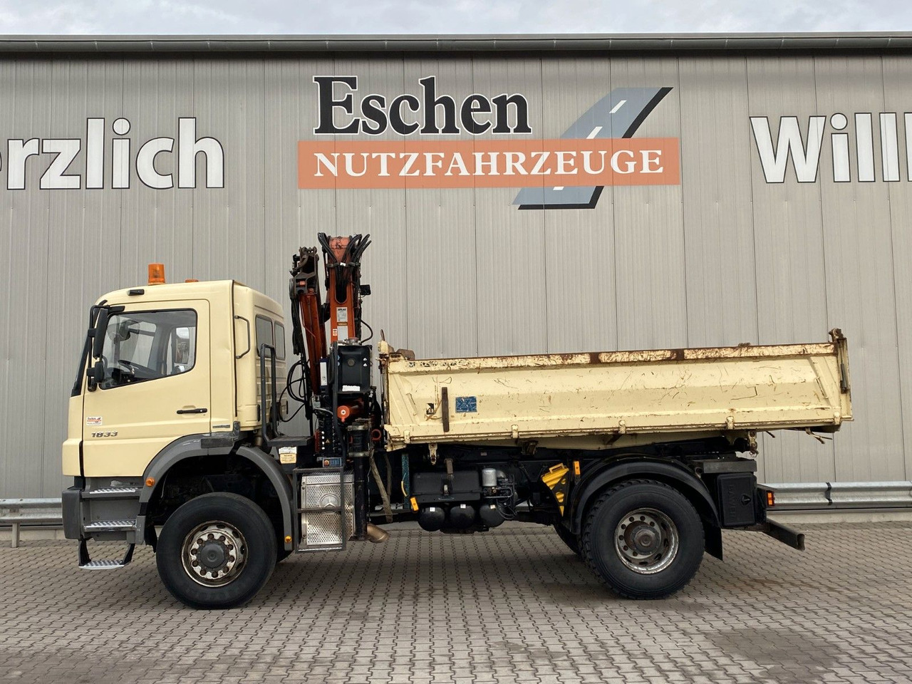 Mercedes-Benz 1833 4x4 Axor | Atlas 105.2-A2*Funk*AHK*3 Sitze - Billenőplatós teherautó, Darus autó: 3 kép. Mercedes-Benz 1833 4x4 Axor | Atlas 105.2-A2*Funk*AHK*3 Sitze - Billenőplatós teherautó, Darus autó: 3 kép.