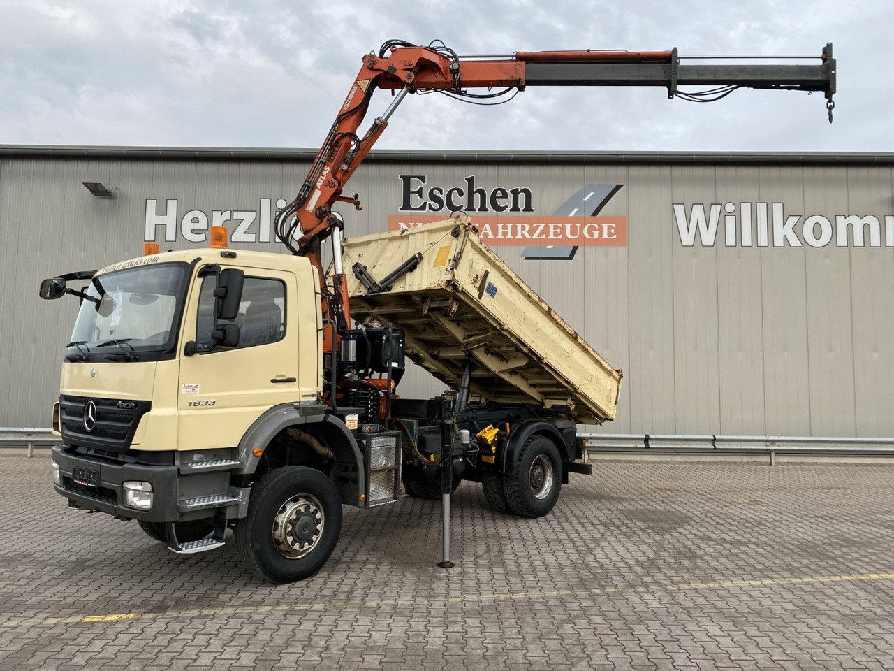 Mercedes-Benz 1833 4x4 Axor | Atlas 105.2-A2*Funk*AHK*3 Sitze - Billenőplatós teherautó, Darus autó: 2 kép. Mercedes-Benz 1833 4x4 Axor | Atlas 105.2-A2*Funk*AHK*3 Sitze - Billenőplatós teherautó, Darus autó: 2 kép.
