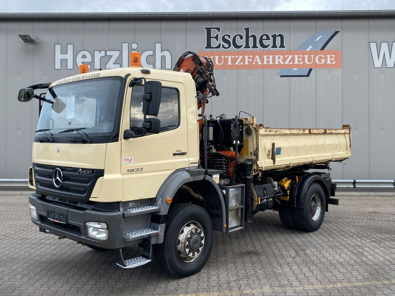 Mercedes-Benz 1833 4x4 Axor | Atlas 105.2-A2*Funk*AHK*3 Sitze - Billenőplatós teherautó, Darus autó: 1 kép. Mercedes-Benz 1833 4x4 Axor | Atlas 105.2-A2*Funk*AHK*3 Sitze - Billenőplatós teherautó, Darus autó: 1 kép.