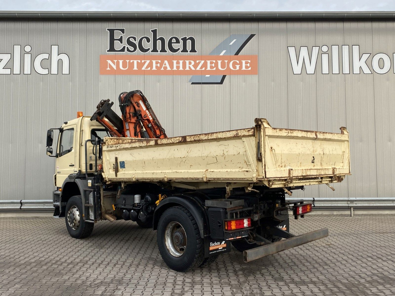 Mercedes-Benz 1833 4x4 Axor | Atlas 105.2-A2*Funk*AHK*3 Sitze - Billenőplatós teherautó, Darus autó: 4 kép. Mercedes-Benz 1833 4x4 Axor | Atlas 105.2-A2*Funk*AHK*3 Sitze - Billenőplatós teherautó, Darus autó: 4 kép.