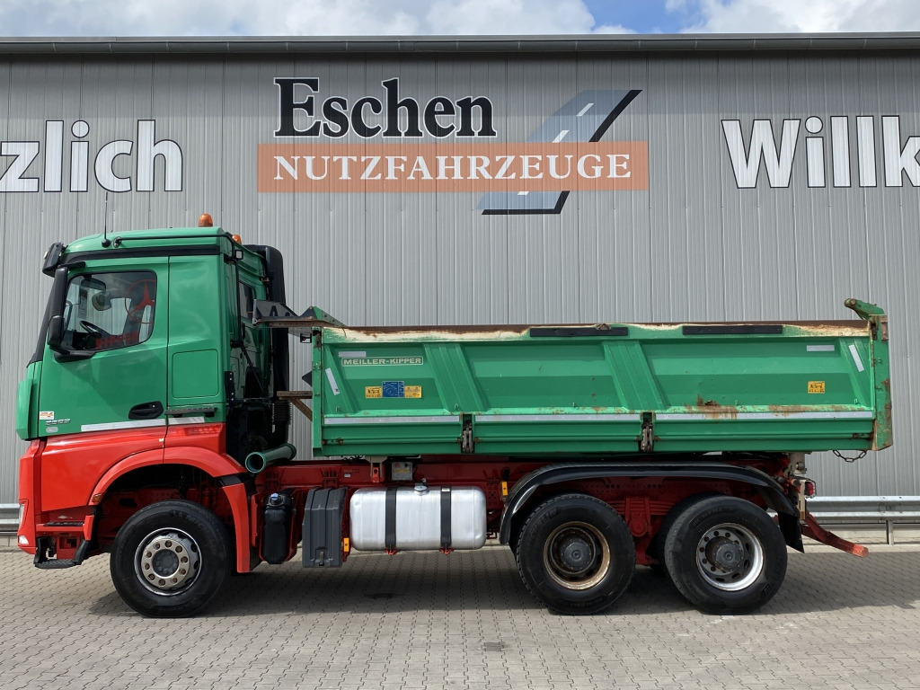 Mercedes-Benz 2652 K Arocs 6x4 - Billenőplatós teherautó: 3 kép. Mercedes-Benz 2652 K Arocs 6x4 - Billenőplatós teherautó: 3 kép.