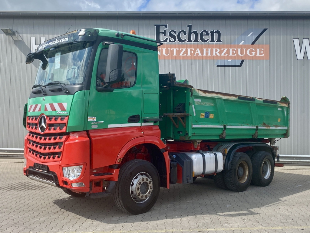 Mercedes-Benz 2652 K Arocs 6x4 - Billenőplatós teherautó: 2 kép. Mercedes-Benz 2652 K Arocs 6x4 - Billenőplatós teherautó: 2 kép.