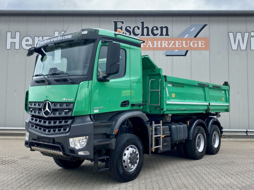 Mercedes-Benz 3345 6x6 Arocs - Billenőplatós teherautó: 2 kép. Mercedes-Benz 3345 6x6 Arocs - Billenőplatós teherautó: 2 kép.