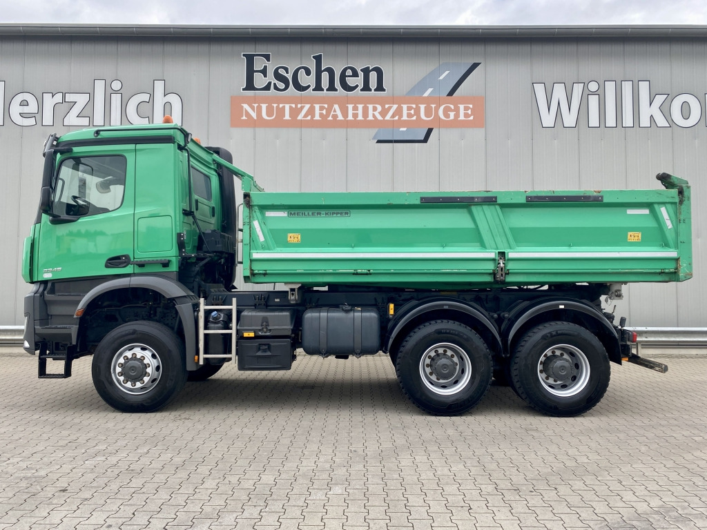 Mercedes-Benz 3345 6x6 Arocs - Billenőplatós teherautó: 3 kép. Mercedes-Benz 3345 6x6 Arocs - Billenőplatós teherautó: 3 kép.