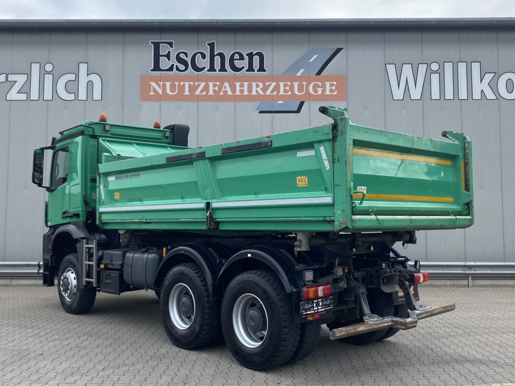 Mercedes-Benz 3345 6x6 Arocs - Billenőplatós teherautó: 4 kép. Mercedes-Benz 3345 6x6 Arocs - Billenőplatós teherautó: 4 kép.