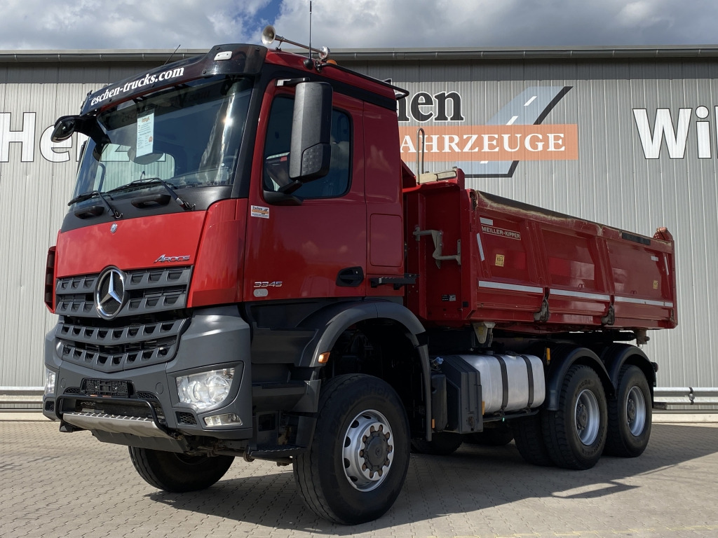 Mercedes-Benz 3345 6x6 - Billenőplatós teherautó: 2 kép. Mercedes-Benz 3345 6x6 - Billenőplatós teherautó: 2 kép.