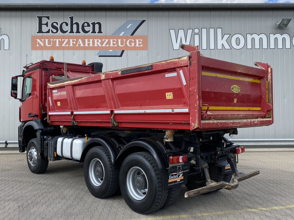 Mercedes-Benz 3345 6x6 - Billenőplatós teherautó: 4 kép. Mercedes-Benz 3345 6x6 - Billenőplatós teherautó: 4 kép.