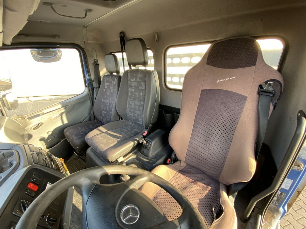 Mercedes-Benz 818 Atego - Platós teherautó: 4 kép. Mercedes-Benz 818 Atego - Platós teherautó: 4 kép.