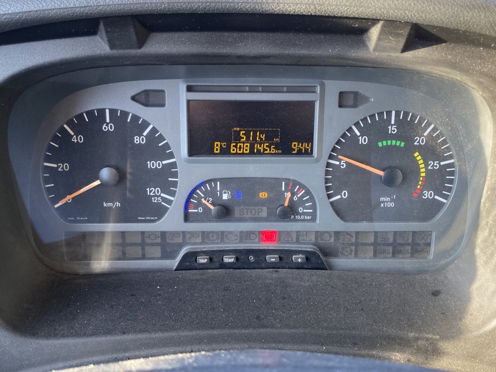 Mercedes-Benz 818 Atego - Platós teherautó: 5 kép. Mercedes-Benz 818 Atego - Platós teherautó: 5 kép.