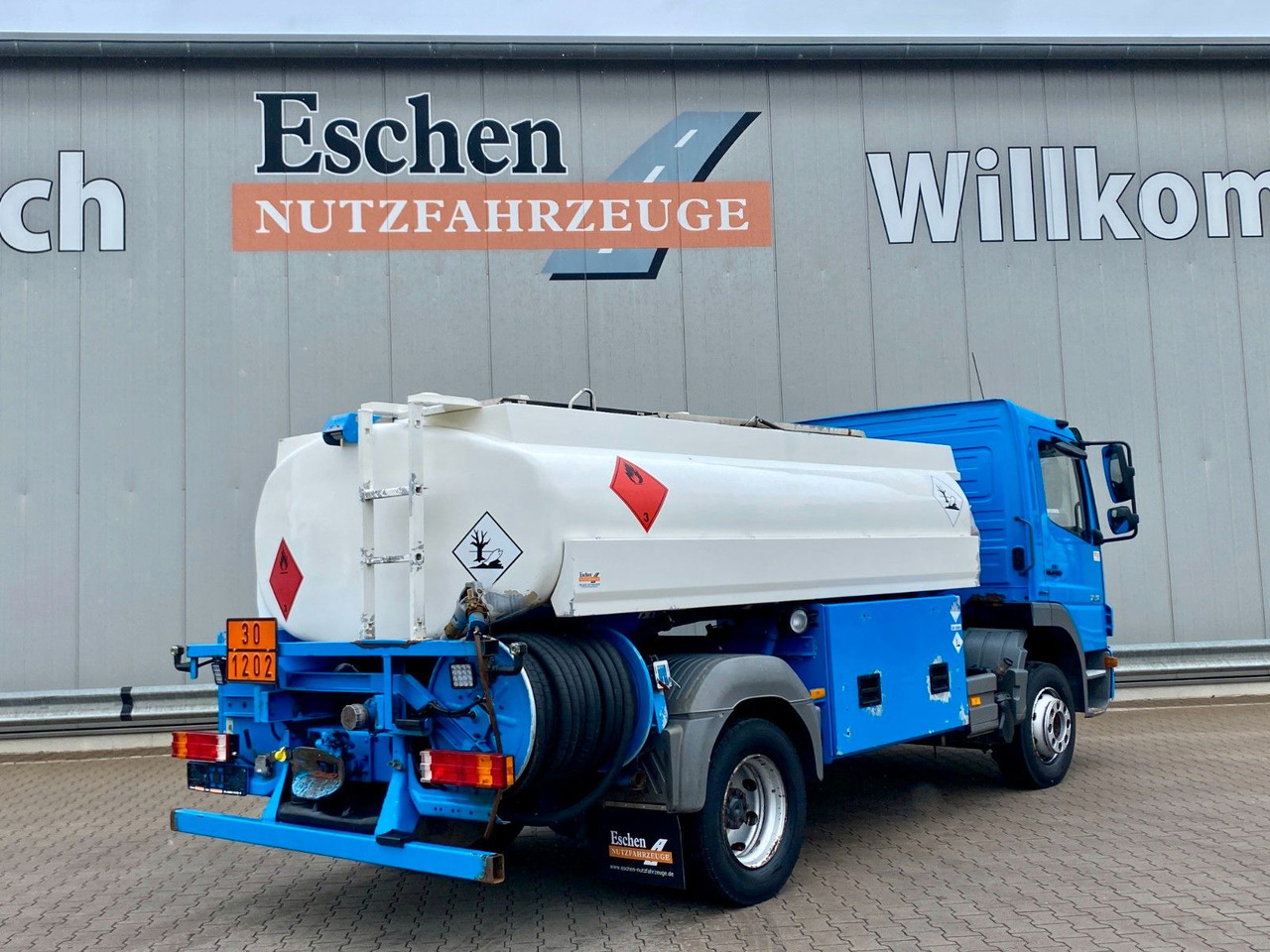 Mercedes-Benz Atego 1318 | Esterer A3*7480ltr*AHK*1.Hand - Tartályos teherautó: 5 kép. Mercedes-Benz Atego 1318 | Esterer A3*7480ltr*AHK*1.Hand - Tartályos teherautó: 5 kép.